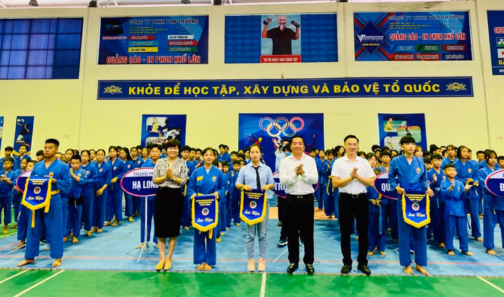 Ban tổ chức tặng hoa và cờ lưu niệm cho các đoàn.