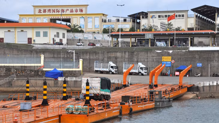 Cầu phao tạm Km 3+4 chính thức thông xe vào tháng 12/2017 trở thành điểm lưu chuyển hàng hóa giữa Móng Cái và Trung Quốc.