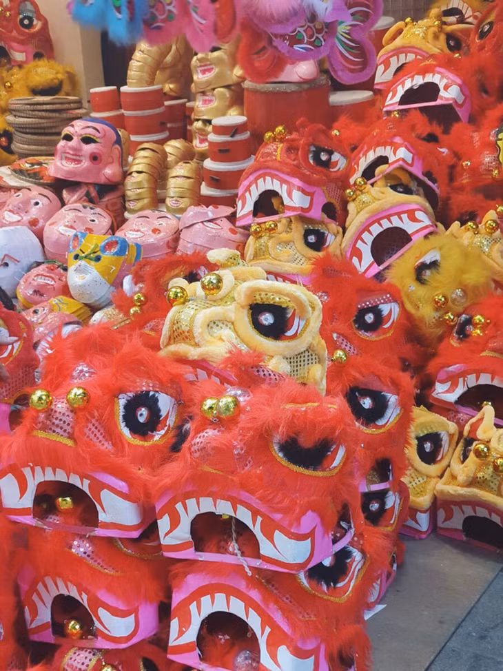 Mọi người vẫn tiếp tục chuộng đồ truyền thống như đèn ông sao, đèn cù, trống... Đầu lân, mặt nạ giấy bồi, mặt nạ mẹt truyền thống cũng là mặt hàng được nhiều du khách lựa chọn.