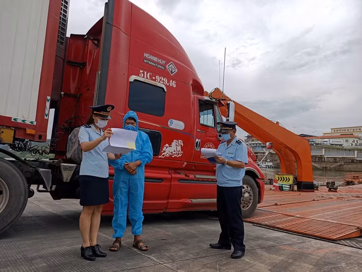 Chi cục Hải quan cửa khẩu Móng Cái thực hiện các thủ tục xuất khẩu hàng hóa tại cầu phao tạm Km3+4 (TP Móng Cái).