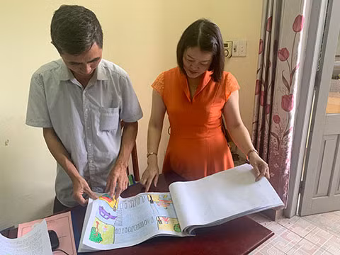 Cán bộ Phòng GD-ĐT huyện Ba Chẽ kiểm tra bài dự thi ATGT của các em học sinh. 