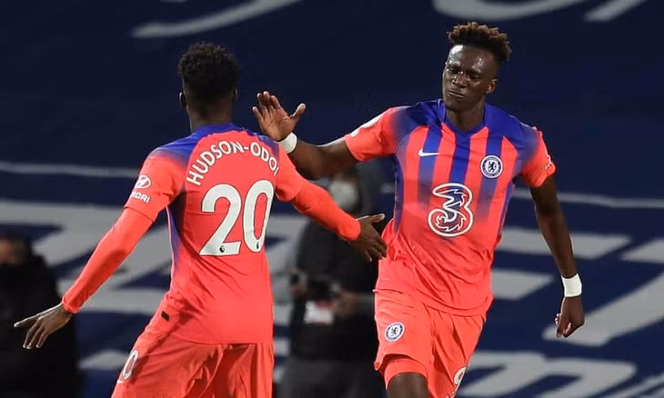 Abraham (phải) và Hudson-Odoi giúp Chelsea gỡ lại một điểm trước West Brom. Ảnh: EPA.