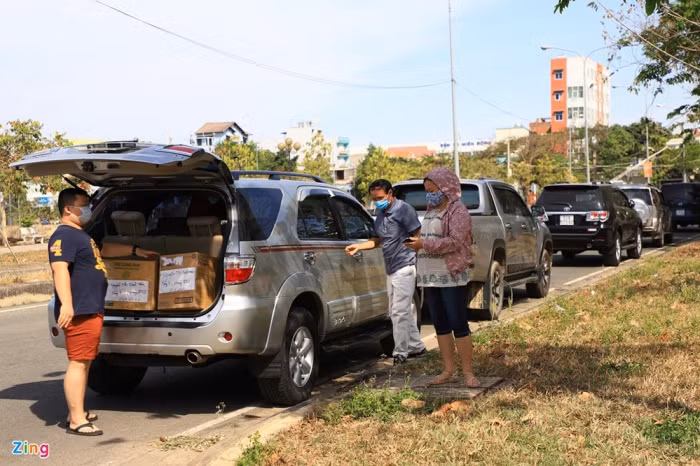 Trong thực tế, nhiều trường hợp tài xế dừng xe quá 5 phút để xếp dỡ hàng hóa, kiểm tra kỹ thuật xe nên cũng khó xử phạt. Ảnh: Zing