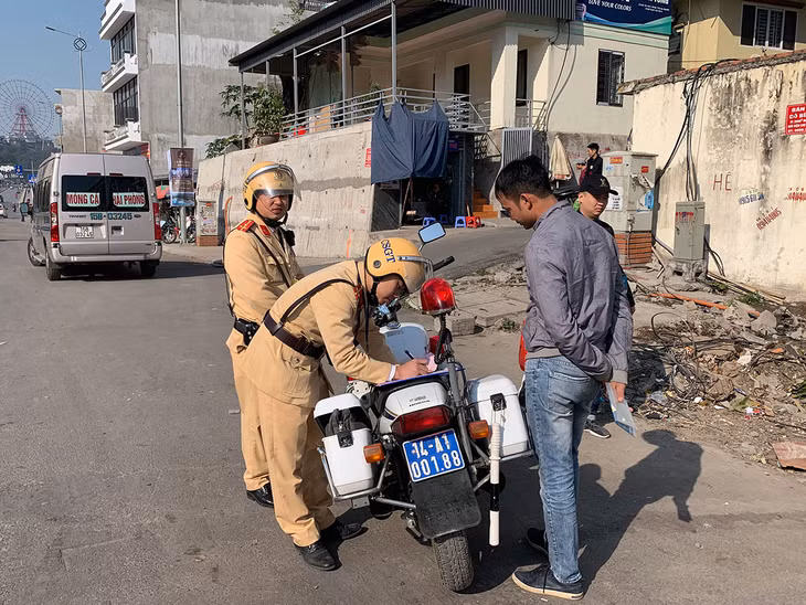 Cán bộ CSGT lập biên bản xử phạt hành chính người điều khiển phương tiện vi phạm Luật giao thông. 