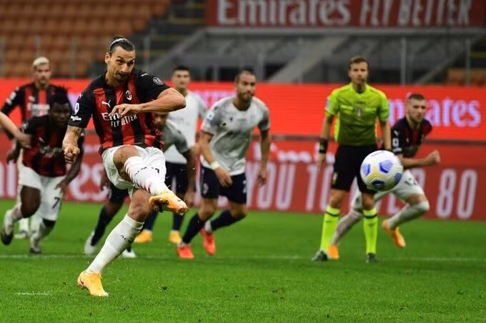 Ibrahimovic trong pha đá phạt đền nâng tỷ số lên 2-0 ở phút 50 trận Milan - Bologna tại San Siro hôm 21/9. Ảnh: AFP