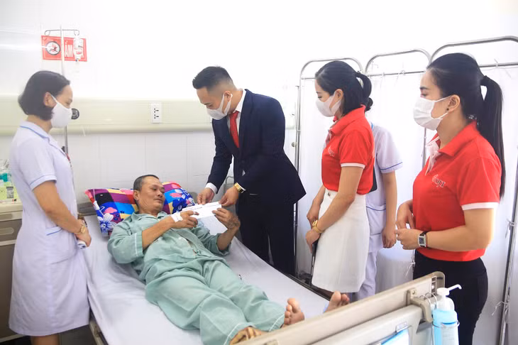 Trao quà tận tay các bệnh nhân ung thư nặng đang nằm tại Khoa Ung bướu 1- Bệnh viện Bãi Cháy