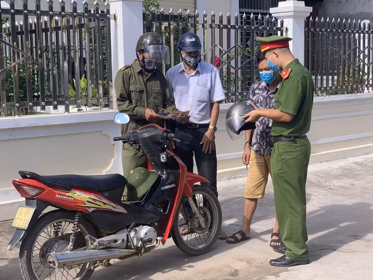Kiểm tra các phương tiện vi phạm giao thông tại TX Quảng Yên.