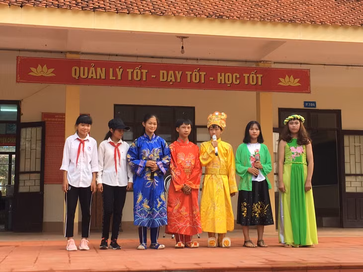 Trường THCS Quảng Tân (xã Quảng Tân, huyện Đầm Hà), tổ chức tuyên truyền về ATGT cho học sinh qua hình thức sân khấu hóa.