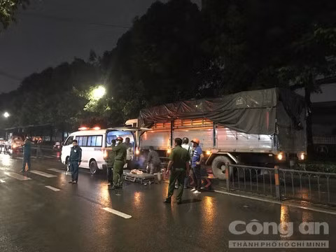 Thi thể nạn nhân được chuyển về nhà xác.