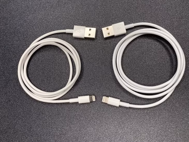 Cáp O.MG (bên trái) gần như không có sự khác biệt so với cáp Lightning (bên phải) thông thường. Ảnh: MG.