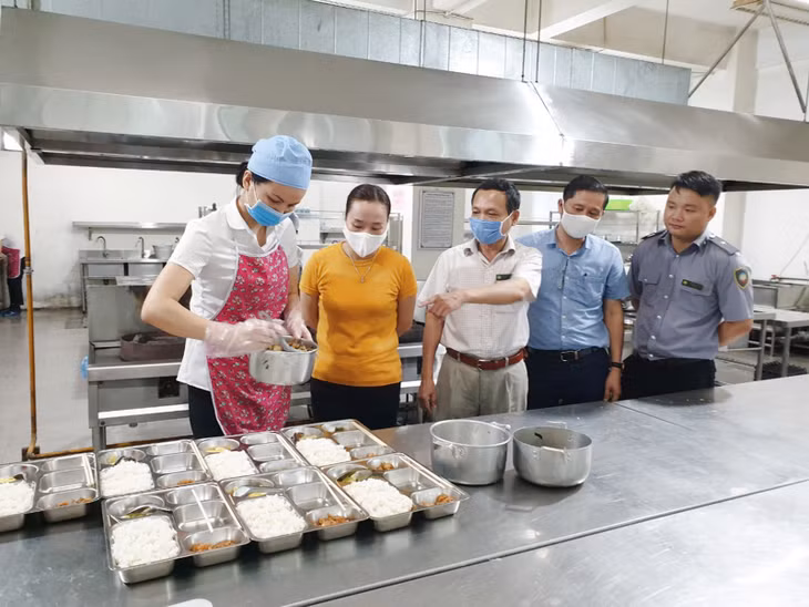 Chi cục An toàn vệ sinh thực phẩm tỉnh kiểm tra bếp ăn tập thể của Công ty Vân Long (TP Cẩm Phả) phục vụ cho công nhân các công ty than trên địa bàn.