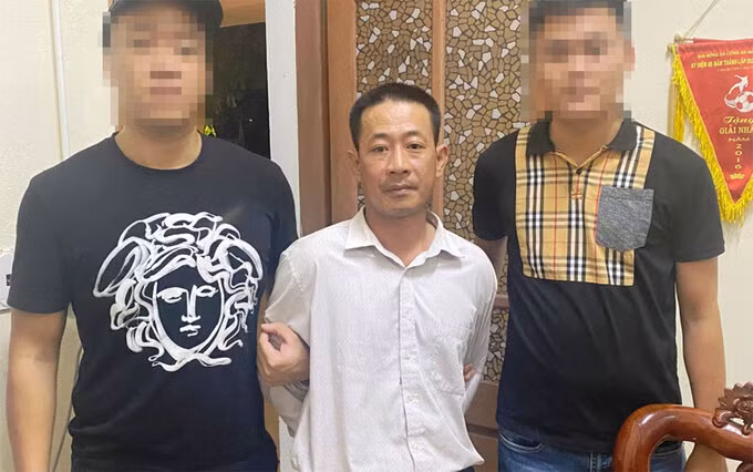 Nghi can Hải (áo trắng) thời điểm bị bắt. Ảnh: Công an cung cấp