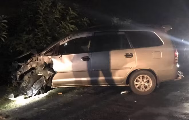 Xe Innova hư hỏng nặng phần đầu sau cú tông mạnh. Ảnh: H.D.