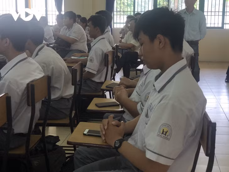 Học sinh có thể dùng điện thoại trong lớp học ở những giờ cần thiết