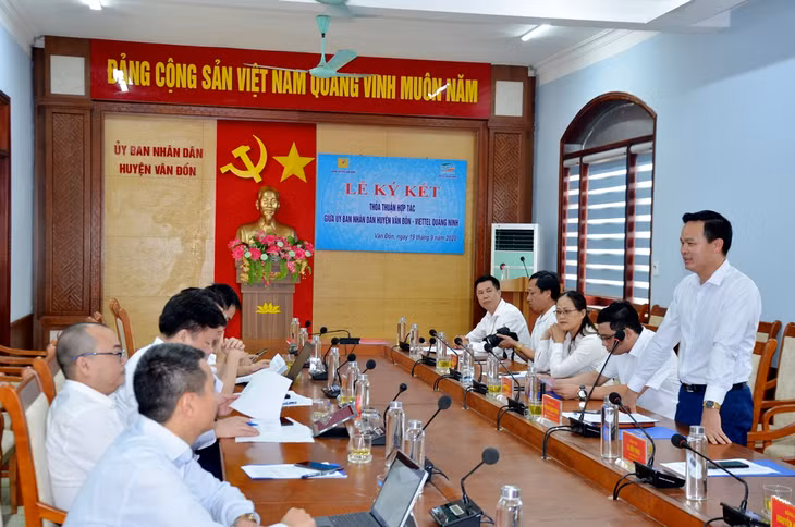 Đại diện lãnh đạo UBND huyện Vân Đồn thông tin nhanh về mục tiêu, chiến lược phát triển của địa phương trong thời gian tới.