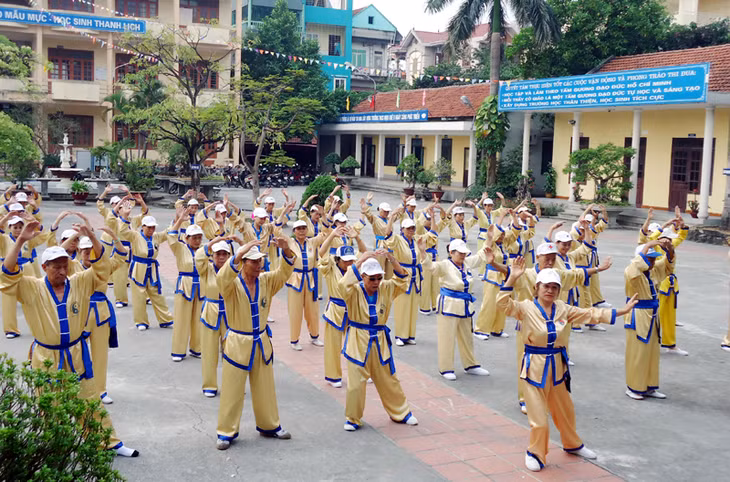 Lớp thể dục dưỡng sinh cho người cao tuổi do TTHTCĐ phường Mạo Khê, TX Đông Triều tổ chức.