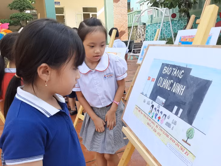 Các bức tranh theo 8 chủ đề như: Quảng Ninh vùng đất di sản, Thiếu nhi Quảng Ninh nói lời hay làm việc tốt, Con người Quảng Ninh văn minh, thân thiện...