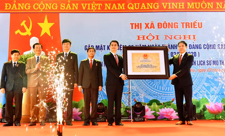 Lễ đón nhận bằng xếp hạng di tích cấp quốc gia.