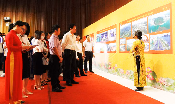 Đại biểu tham quan triển lãm.