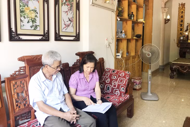 Cán bộ phường Phương Đong (TP Uông Bí) rà soát các hộ cận nghèo bị ảnh hưởng bởi dịch Covid-19.