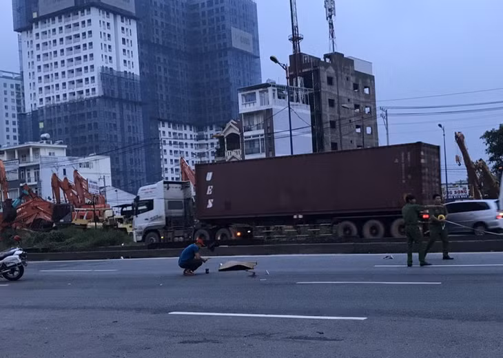 Công an đang khám nghiệm hiện trường vụ việc. Ảnh: CM