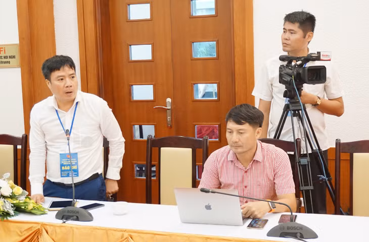 Đại diện cơ quan báo chí đặt câu hỏi tại cuộc họp báo.