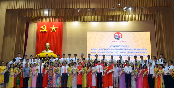Các đại biểu của thành phố Uông Bí cắt băng khai mạc