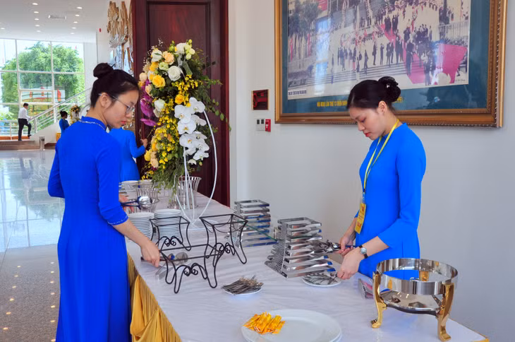 Nhân viên lễ tân sắp xếp chu đáo các bữa tiệc trà giữa giờ, đảm bảo sức khỏe cho các Đại biểu về dự Đại hội và các lực lượng phục vụ Đại hội.