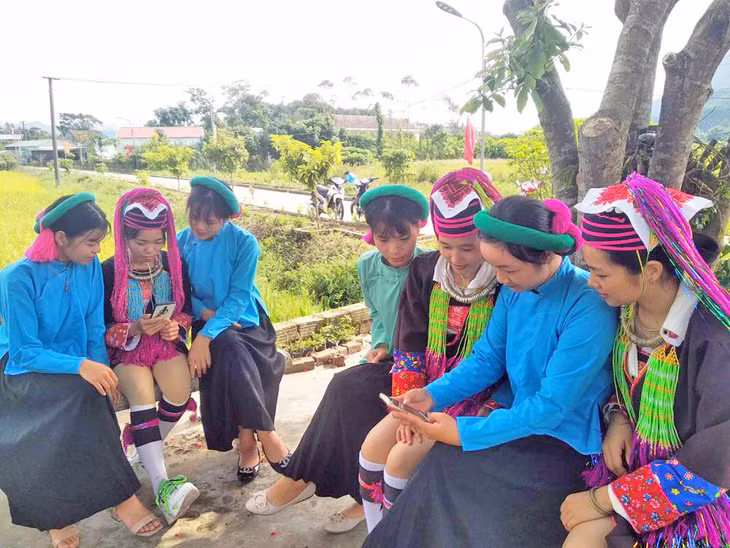 Các đoàn viên, thanh niên xã Hải Sơn, TP Móng Cái theo dõi thông tin về Đại hội trên báo mạng.
