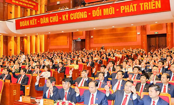 Các đại biểu biểu quyết thông qua Nghị quyết Đại hội đại biểu Đảng bộ tỉnh Quảng Ninh lần thứ XV.