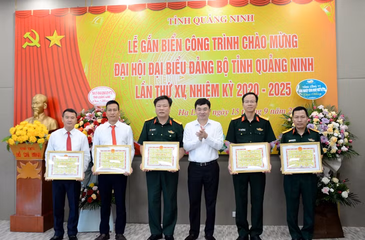 Đồng chí Ngô Hoàng Ngân, Phó Bí thư Thường trực Tỉnh ủy trao bằng khen của UBND tỉnh cho các tập thể, cá nhân có thành tích xuất sắc trong thực hiện công trình.