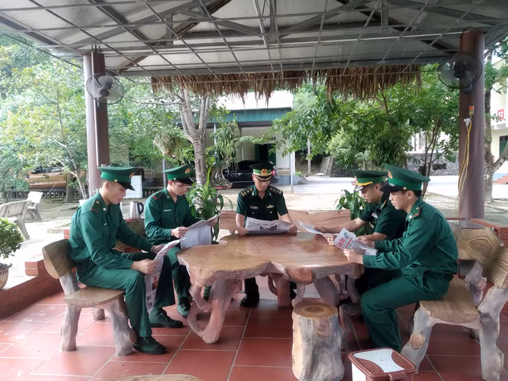 Cán bộ, chiến sỹ đơn vị tổ chức theo dõi thông tin về Đại hội qua Báo Quảng Ninh.