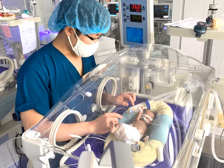 Trẻ sinh non có nguy cơ cao bị chậm phát triển vận động (ảnh: Chăm sóc trẻ sinh non trong lồng ấp tại Bệnh viện Sản nhi tỉnh).