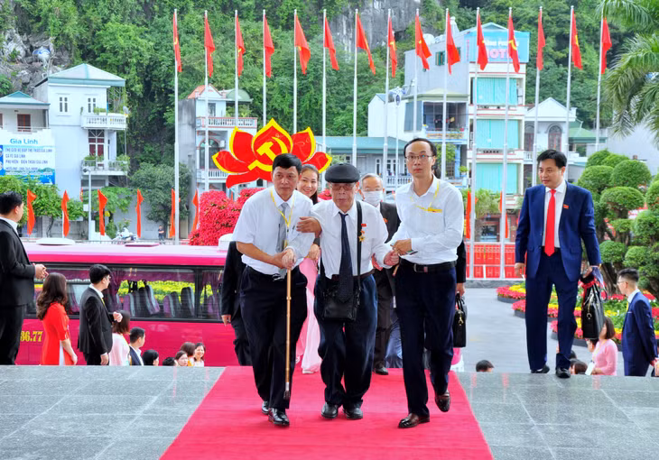 Đội ngũ được giao nhiệm vụ phụ vụ Đại hội hết mình với công việc, tận tình dìu đón các đồng chí đại biểu nguyên lãnh đạo tỉnh về dự Đại hội.