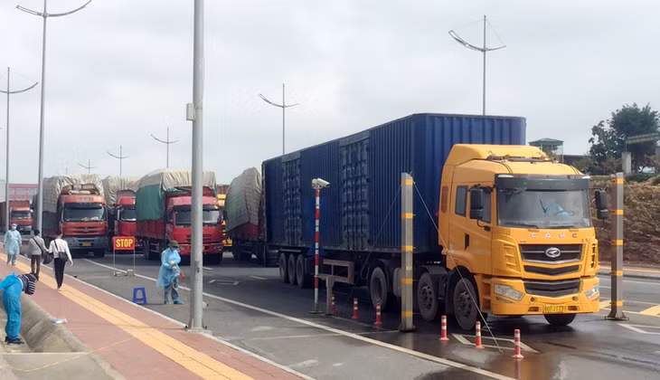 Hoạt động XNK tại Cầu Bắc Luân 2 thông quan trở lại đảm bảo các quy trình phòng, chống dịch.