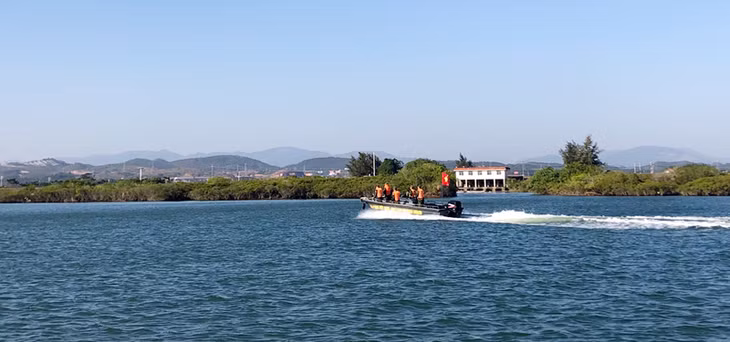 Cán bộ, chiến sỹ Đồn Biên phòng Hải Hòa kiểm tra trên biển, tuyên truyền cho bà con ngư dân về công tác phòng chống thiên tai.