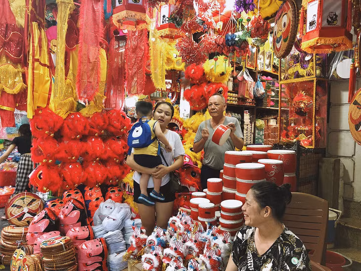 Nhiều cửa hàng cho biết, giá của các sản phẩm không cao hơn so với năm 2019. Đèn ông sao năm nay vẫn bán từ 15.000 - 25.000 đồng, các mặt hàng khác cũng vẫn giữ nguyên giá.