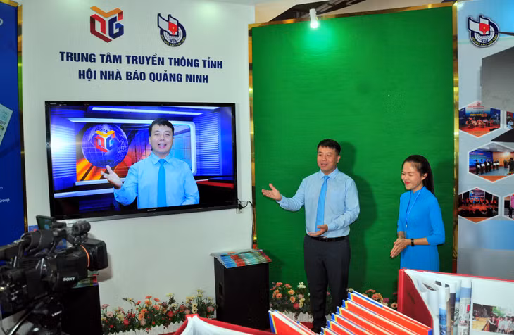 Gian trưng bày của Trung tâm Truyền thông và Hội Nhà báo tỉnh Quảng Ninh cho phép du khách trải nghiệm công nghệ trường quay ảo.