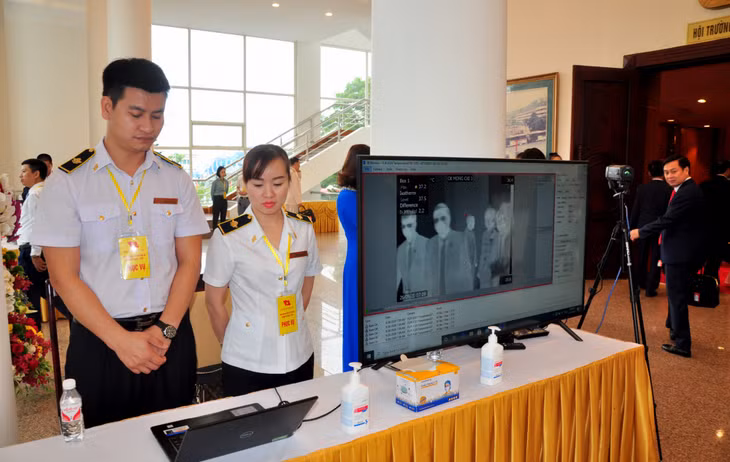 Trong bối cảnh dịch Covid-19 vẫn đang còn tiềm ẩn nhiều nguy cơ, công tác kiểm soát y tế tiếp tục được thực hiện ngay từ cửa ra vào Hội trường chính bằng hệ thống kiểm tra thân nhiệt tự động, đảm bảo phát hiện sớm các biểu hiện bất thường về sức khỏe của các Đại biểu dự Đại hội.