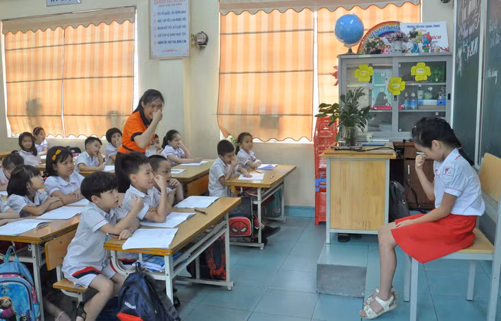 Các cơ sở giáo dục được đầu tư đồng bộ, hiện đại tạo điều kiện tốt cho học sinh học tập (trong ảnh: Giờ học Kỹ năng sống của học sinh Trường Tiểu học Quang Trung, TP Hạ Long).