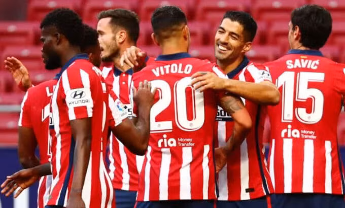 Suarez ăn mừng bàn thắng với các đồng đội ở Atletico. Ảnh: Reuters.