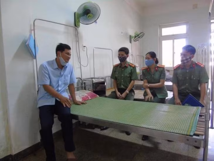 Đoàn thanh niên Công an tỉnh Quảng Ngãi đến thăm hỏi Đại úy Văn. (Ảnh: B.Đ)