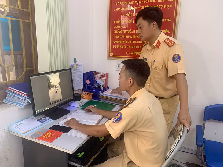 Cán bộ Đội CSGT Công an TX Đông Triều đang tiến hành xác minh hình ảnh vi phạm do người dân cung cấp.