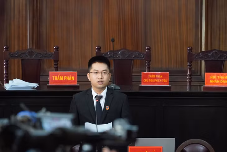 Thư ký phiên tòa phổ biến nội quy phòng xử án