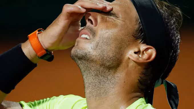 Nadal thất vọng sau một pha đánh hỏng trong trận gặp Schwartzman. Ảnh: AFP.
