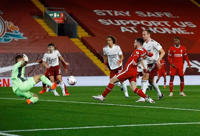 Robetson (phải) ghi bàn nâng tỷ số lên 2-1 cho Liverpool. Ảnh: AFP.