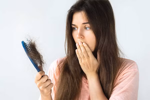 Rụng tóc vừa gây mất thẩm mỹ vừa cảnh báo sức khỏe có vấn đề. Ảnh minh họa: Mynetdiary
