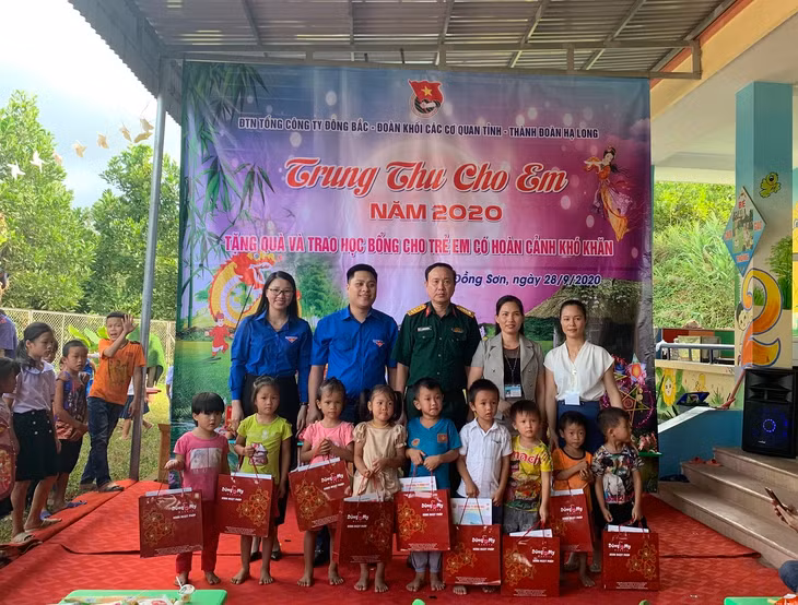 Đại diện Thường trực Tỉnh đoàn, Đoàn Thanh niên Tổng công ty Đông Bắc, Đoàn Khối, Thành đoàn trao tặng 20 suất học bổng cho các em thiếu nhi có hoàn cảnh khó khăn.