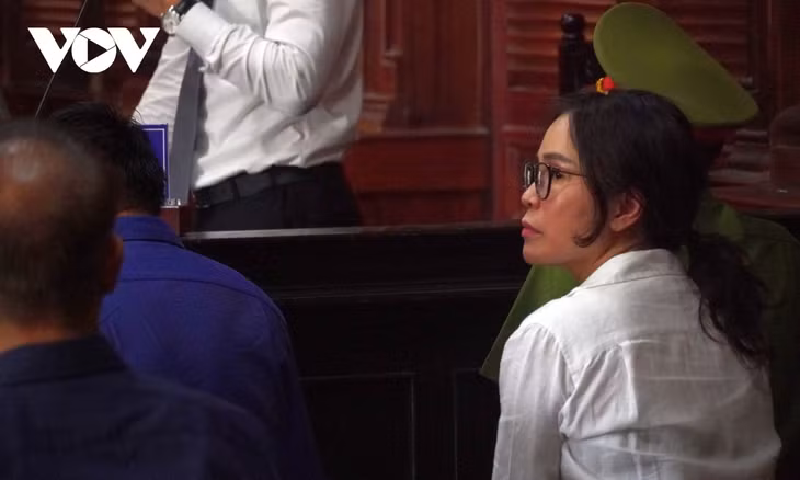 Bị cáo Thúy khẳng định, chỉ mở thẻ tín dụng nhằm giúp đỡ ban đầu cho ông Tài ra nước ngoài trị bệnh. Sau đó đã được ông Tài trả lại chứ không có giao dịch nào khác.