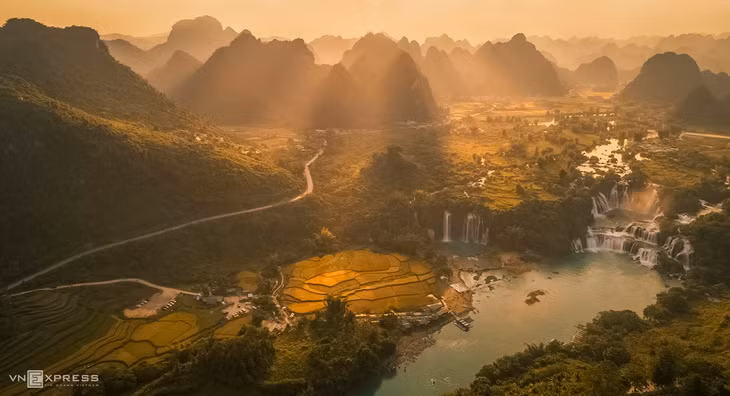 Mùa lúa chín bên thác Bản Giốc ở xã Đàm Thủy, cách trung tâm huyện Trùng Khánh khoảng 20 km. Bản Giốc là thác nước đẹp với các tầng thác nối tiếp nhau, trải rộng đến cả trăm mét. Tháng 10 cũng là thời gian lý tưởng để du khách khám phá thác Bản Giốc. Nhiếp ảnh gia Phạm Chí Công, sống và làm việc tại Hà Nội, cho biết mỗi lần tới mùa lúa chín là anh đi săn ảnh và mê mẩn trước bức tranh mùa vàng trên từng cung đường vùng cao. Bộ ảnh này anh chụp năm 2019 - 2020 tại Cao Bằng và Yên Bái.